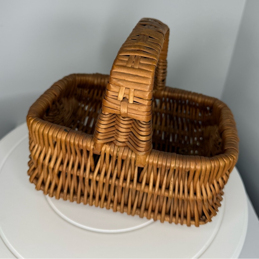 Vintage wicker / rattan basket